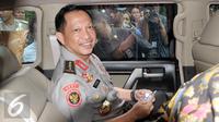 Kapolri terpilih Komjen (Pol) Tito Karnavian berada di dalam mobil usai mengikuti sidang paripurna dengan agenda pengesahan dirinya sebagai calon Kapolri di Kompleks Parlemen, Jakarta, Senin (27/6). (Liputan6.com/Johan Tallo)