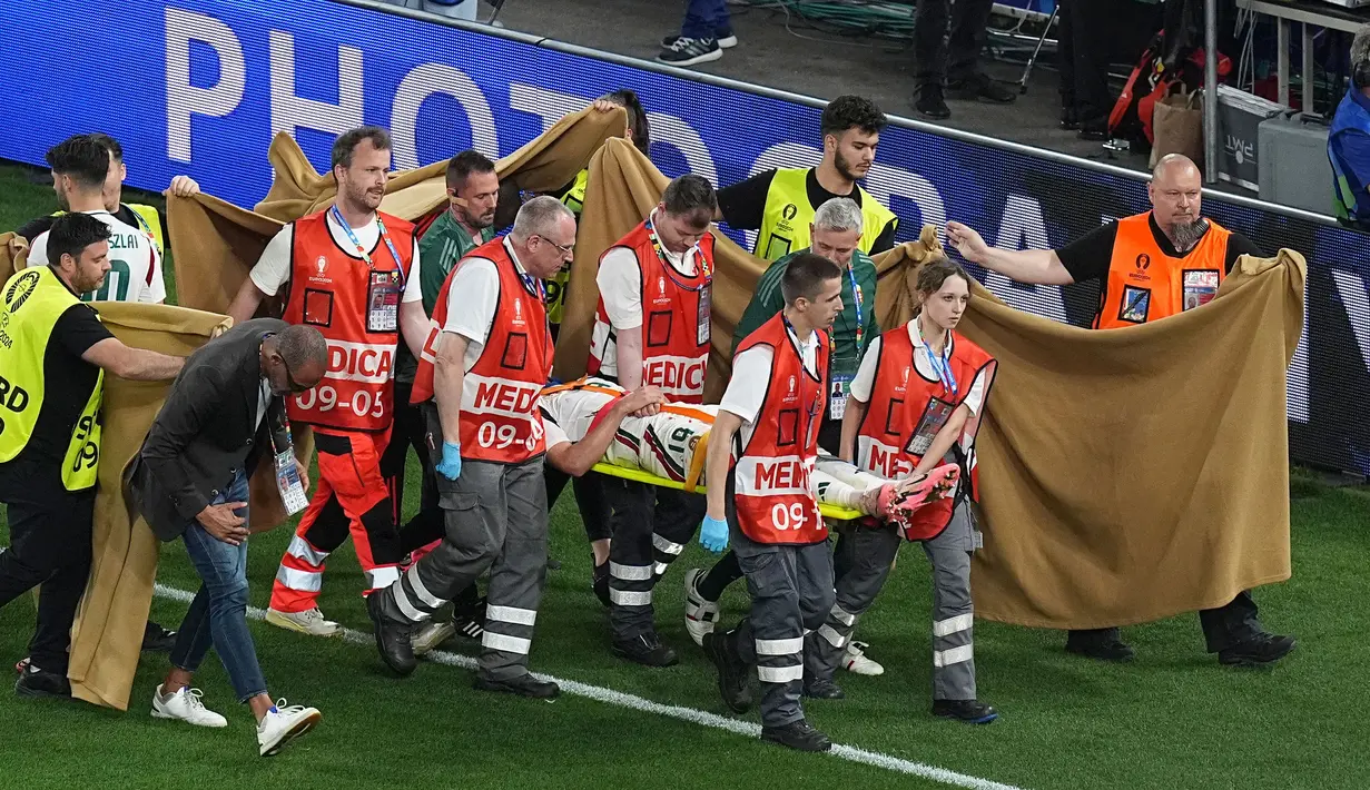 Varga tidak bisa melanjutkan pertandingan. Penyerang Hungaria tersebut kemudian ditandu keluar lapangan. (AP Photo/Ariel Schalit)