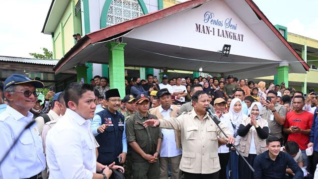 Presiden Prabowo Subianto di lokasi bencana Sumatera.