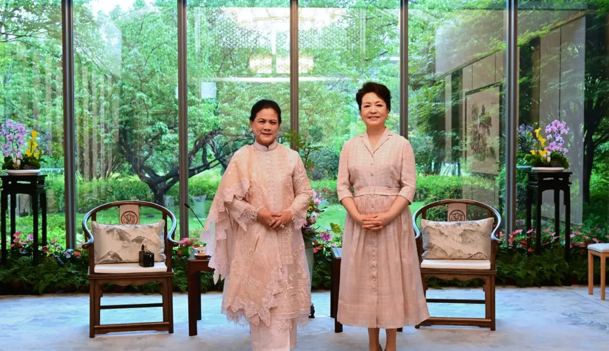 Iriana Jokowi bertemu dengan istri Presiden China, Peng Liyuan saat kunjungan kenegaraan [Dok. Sekretariat Presiden]