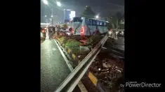 Kecelakaan tunggal terjadi di Tol Senayan Km 10, tepatnya di depan Gedung MPR/DPR/DPD, Minggu (11/2/2018). Kemacetan pun mengular hingga 3 kilometer.