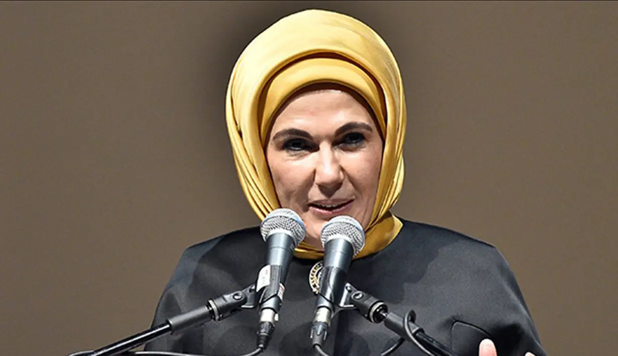 Istri Presiden Turki, Emine Erdogan tampil cantik dengan jilbab berwarna keemasan. Emine Erdogan menjadi istri Presiden Turki pertama yang mengenakan jilbab (uludagsozluk.com)