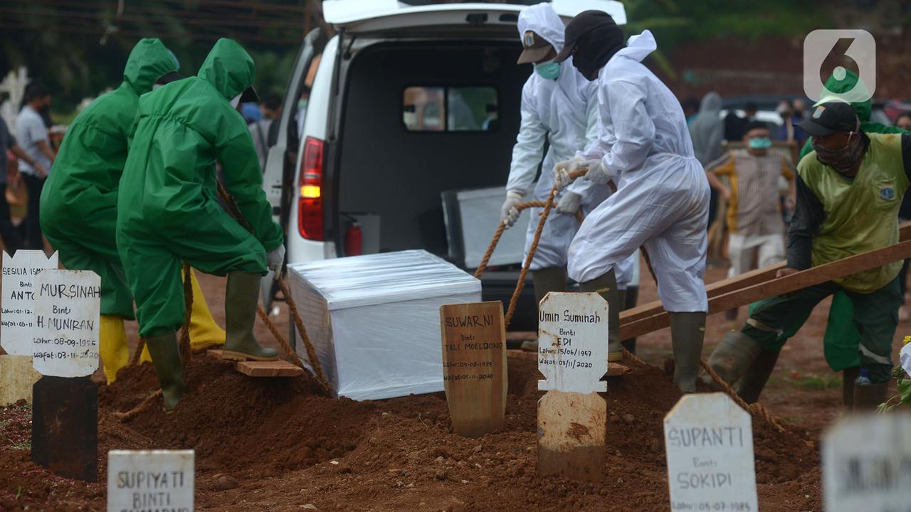FOTO: Pemakaman Jenazah dengan Protokol COVID-19 di TPU Pondok Ranggon Menurun
