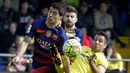 Striker Barcelona, Luis Suarez, berebut bola dengan bek Villarreal, Mario, pada laga La Liga Spanyol di Stadion El Madrigal, Vila-real, Minggu (20/3/2016). Kedua tim bermain imbang 2-2. (AFP/Jose Jordan)