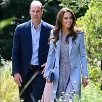 Kate Middleton tetap lincah tendang bola meski kenakan gaun dan heels (instagram/katemiddletonekspertizi)