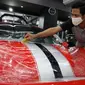 Proses pemasangan Paint Protect Film. (V-Kool Indonesia)