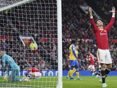 Manchester United (MU) harus puas berbagi angka saat menjamu Southampton pada pekan ke-25 Premier League 2021/2022, Sabtu (12/2/2022). (AP/Jon Super)