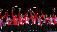 Indonesia mengangkat trofi Piala Thomas 2020 setelah pada final mengalahkan China 3-0, di Ceres Arena, Aarhus, Denmark, Minggu (17/10/2021). (PBSI)