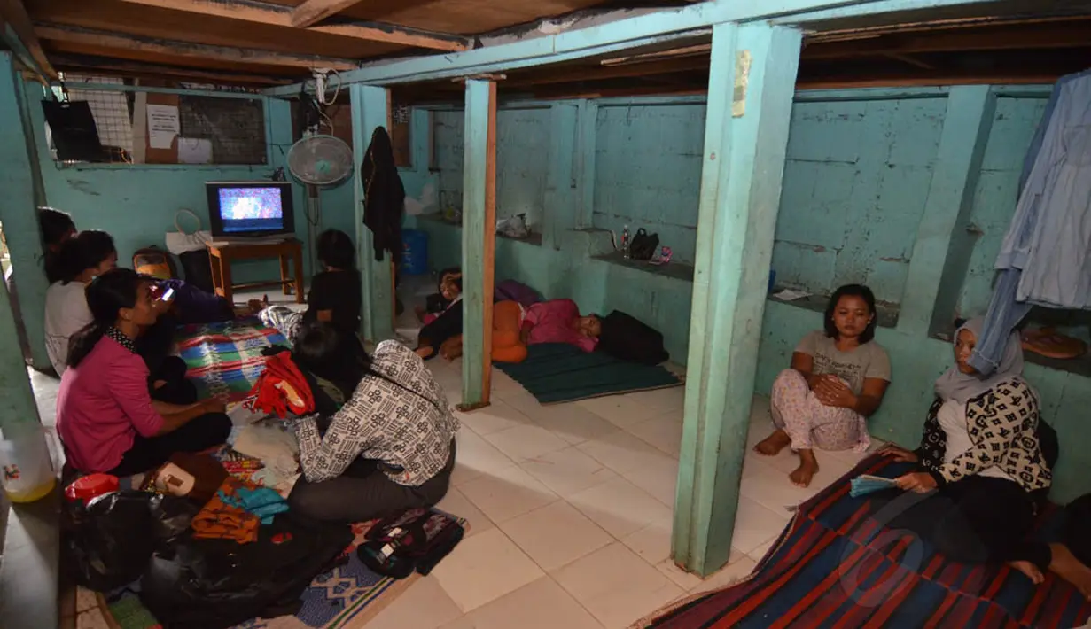 Jasa pembantu infal berkisar antara Rp.100.000 hingga Rp.200.000/hari. Jakarta. (24/7/14) (Liputan6.com/JohanTallo)