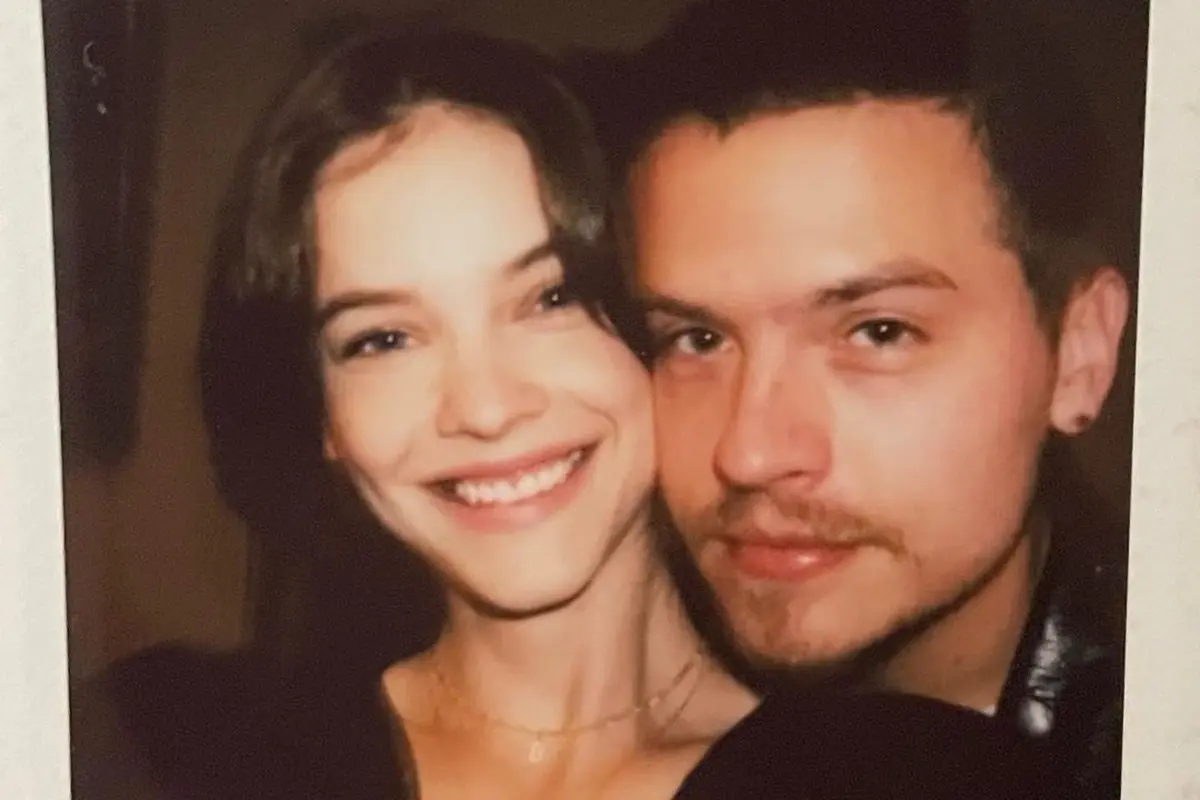 Potret Barbara Palvin dan Dylan Sprouse, Resmi Tunangan