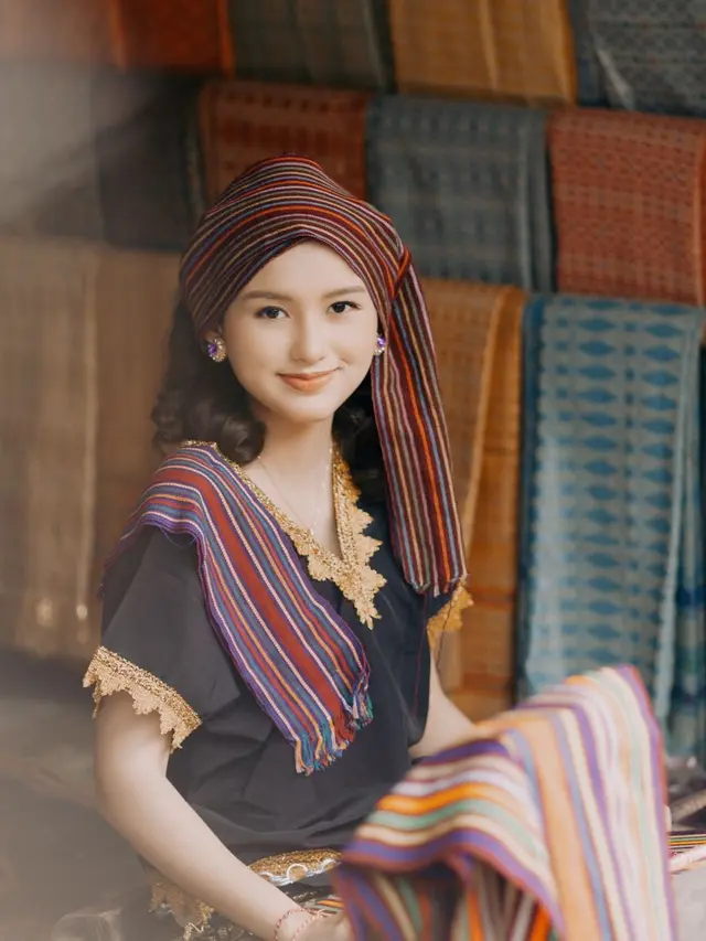 7 Pesona Sarah Menzel Pakai Baju Tradisional NTB, Curi Perhatian