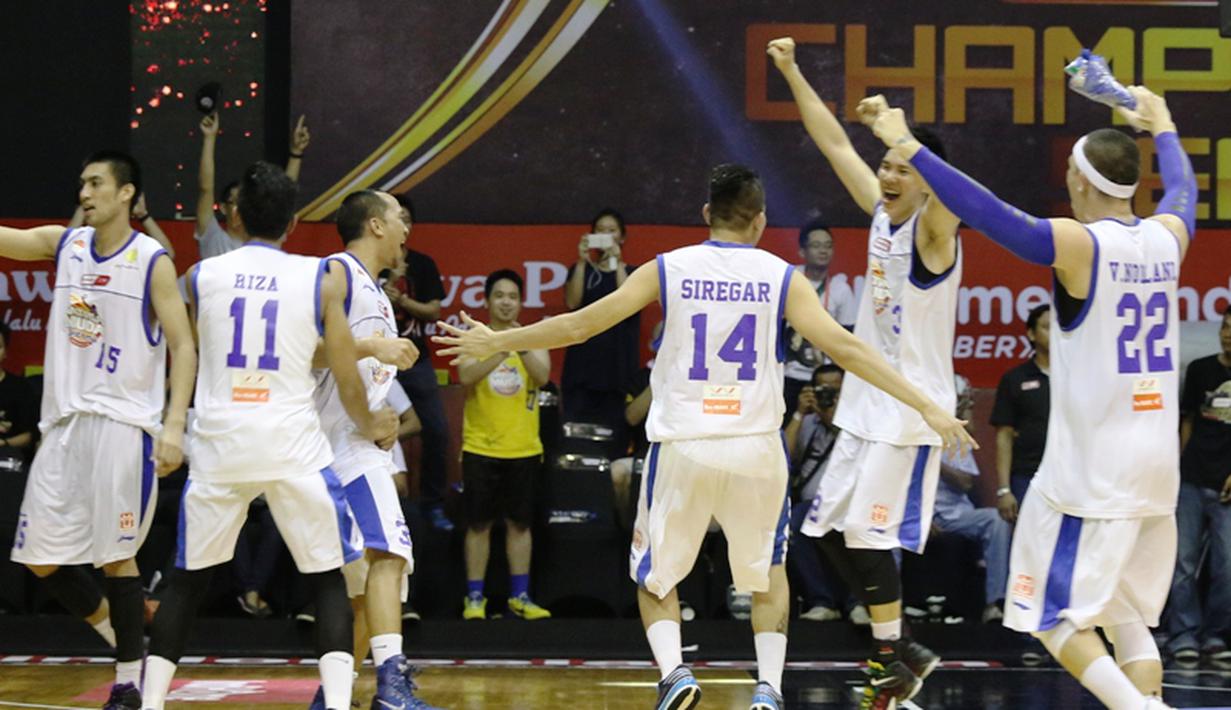 Pemain Satria Muda merayakan kemenangan atas Pelita Jaya dan menjadi juara NBL 2015
