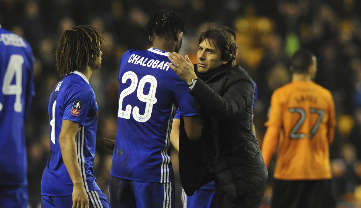  Pelatih Chelsea, Antonio Conte memberikan ucapan selamat kepada pemainnya usai melawan Wolverhampton Wanderers pada putaran kelima Piala FA di Molineux stadium, Wolverhampton, (18/2/2017). Chelsea menang 2-0. (AP/Rui Vieira)