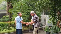 Calon presiden Ganjar Pranowo bertemu dengan Wakil Presiden ke-11 RI Boediono di kediamannya di Jalan Jambu nomor 11, Menteng, Jakarta Pusat, Jumat (24/11/2023).