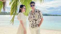 Penyanyi dangdut Via Vallen bersama suami, Chevra Yolandi, tengah menikmati hari-hari indahnya sebagai pasangan pengantin baru. Setelah sempat berbulan madu ke Dubai, Via dan Chevra terlihat melanjutkan bulan madunya ke Biak, Papua. (Instagram/viavallen)