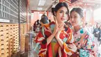 Sandra Dewi (kiri) dan adiknya, Kartika Dewi saat berada di salah satu kuil di Jepang. (instagram/@sandradewi88)