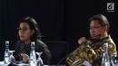 Menkeu Sri Mulyani (kiri) dan Menkominfo Rudiantara saat memberi keterangan terkait pertemuan tahunan IMF-Bank Dunia di Bali, Senin (8/10). Sebelumnya, pertemuan tahunan IMF-Bank Dunia ditargetkan diikuti oleh 22 ribu peserta. (Liputan6.com/Angga Yuniar)