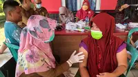 Penanggung jawab program kusta dari Puskesmas Kertasemaya, Eti Nirmala S. Kep, Ners, sedang memeriksa pasien diduga kusta di Dusun Pondok Asem Jengkok, Indramayu bersama Yayasan NLR Indonesia, Selasa (5/7/2022).