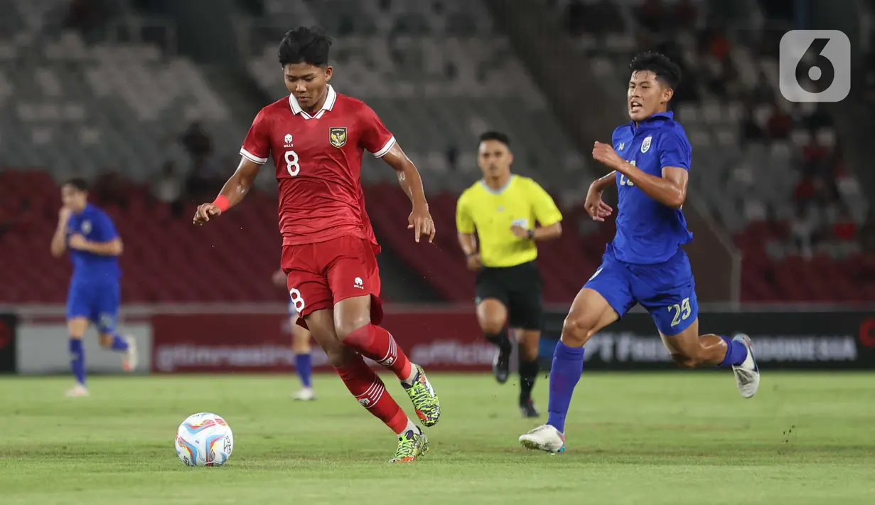 Sayang timnas Thailand berhasil unggul lewat tendangan jarak jauh Paripan Wongsa di menit ke-63 dan Pikanet Laohawiwat lewat golnya di masa perpanjangan waktu (90+2). (Bola.com/M Iqbal Ichsan)