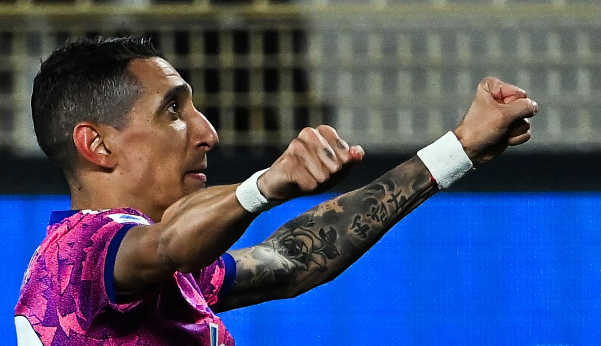 Pemain Juventus Angel Di Maria melakukan selebrasi usai mencetak gol ke gawang Spezia pada pertandingan sepak bola Liga Italia di Stadion Alberto-Picco, La Spezia, Italia, 19 Februari 2023. Juventus mengalahkan Spezia dengan skor 2-0. (ANDREAS SOLARO/AFP)