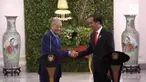 Presiden Jokowi membahas perbaikan nasib TKI yang bekerja di Malaysia. Ia membahasnya dengan PM Malaysia Mahathir Mohamad di Istana Bogor.