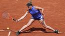 Aksi Elina Svitolina mengembalikan bola saat melawan Simona Halep pada babak delapan besar Prancis Terbuka di Roland Garros stadium, Paris, (7/6/2017). (AP/Christophe Ena)