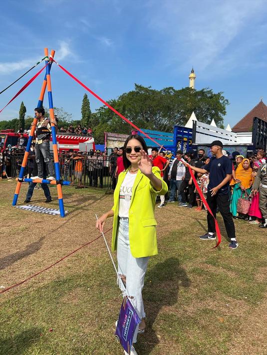 Tampil dengan gaya makeup tipis dan natural, penampilan Ririn Dwi Ariyanti memang selalu terlihat menarik. Gaya berpakaiannya juga semakin stylish. Wanita yang dikenal memiliki rambut panjang nan indah ini tampak selalu tersenyum ramah meski panas-panasan saat menyapa penggemarnya. (Liputan6.com/IG/@ririndwiariyanti)