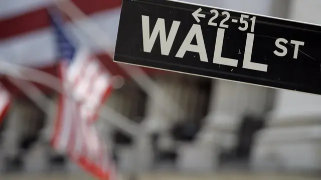 Plang Wall Street di dekat Bursa Efek New York. (Richard Drew/AP Photo)