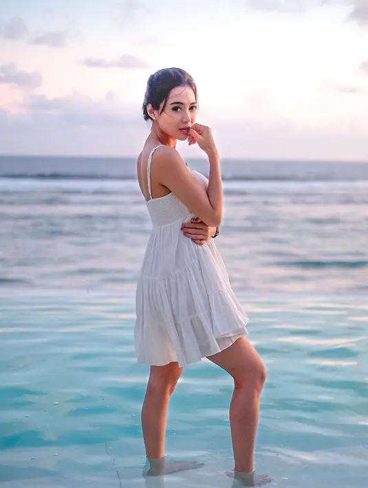 Pose dengan mengigit jari tangan kanannya sambil menatap ke kamera, pesona kecantikan Wika Salim banyak mengipnotis netizen. "Cakep amat sih!!! 😍😍😍," puji @lollalo***. (Instagram/wikasalim)