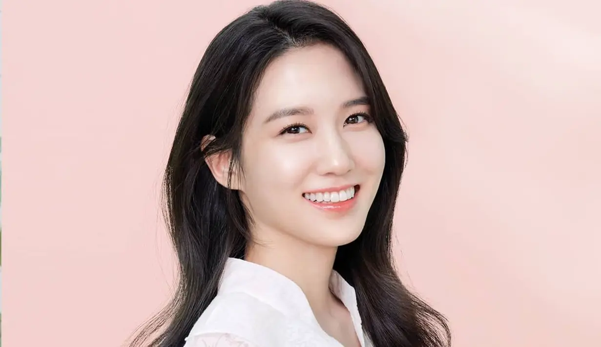 Senyum merekah terlihat dari paras Park Eun-bin dan membuat para fansnya kian mengaguminya. Perempuan yang memulai karier berakting sejak usia 7 tahun ini selalu berhasil bikin fans bahagia saat unggah foto cantiknya di Instagram. Seperti foto ini yang menampilkan sisi ceria dari Park Eun-bin. (Liputan6.com/IG/@eunbining0904)