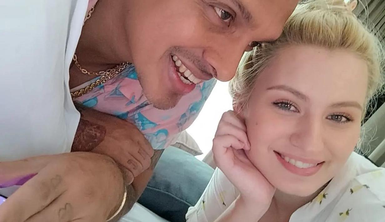 Rumah tangga Robby Shine dan dan istri bulenya pun selalu terlihat harmonis. (FOTO: instagram.com/robbyshine/)