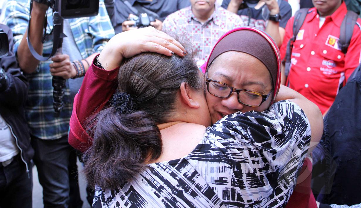 Ekspresi kesedihan di wajah Utami--istri komedian Ferrasta Soebardi alias Pepeng--saat beberapa keluarga memberinya pelukan di rumah duka di kawasan Cinere, Depok, Rabu (6/5/2015). Pepeng meninggal dunia di usia 60 tahun. (Liputan6.com/Helmi Afandi)
