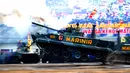Prajurit Marinir TNI AL saat membawa kendaraan tempur di Markas Marinir Cilandak, Jakarta Selatan, Kamis (2/4/2015). Antraksi tersebut untuk pemberian gelar Warga Kehormatan Marinir kepada KSAL Laksamana Ade Supandi. (Liputan6.com/Yoppy Renato)