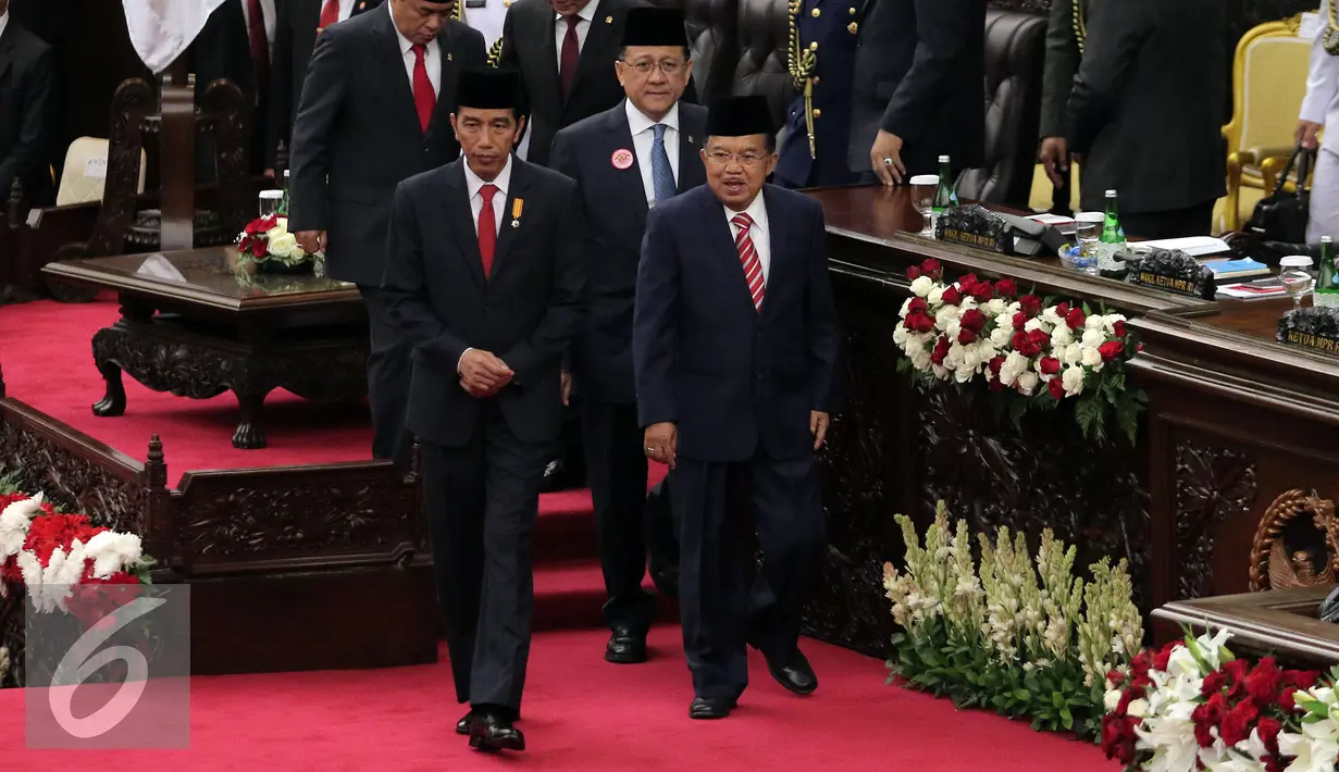 Presiden Joko Widodo di dampingi Wakil Presiden Jusuf Kalla usai berpidato di sidang tahunan MPR RI, DPR RI dan DPD RI tahun 2016 di Kompleks Parlemen, Senayan, Selasa (16/8). (Liputan6.com/Johan Tallo)