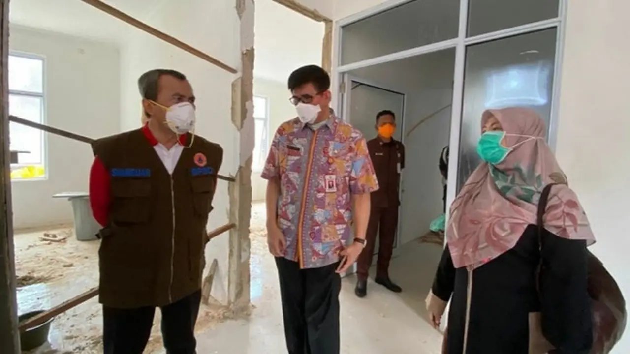 Gubernur Riau Syamsuar meninjau salah satu ruangan laboratorium virus corona sebelum difungsikan.