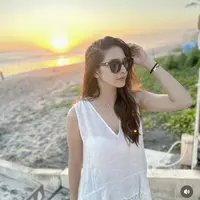 Liburan di Bali, Nabila Syakieb tampil mengenakan atasan putih kerah v neck. Lengkap dengan kacamata hitam. Mesti sederhana, ia tampil elegan. @nsyakieb85