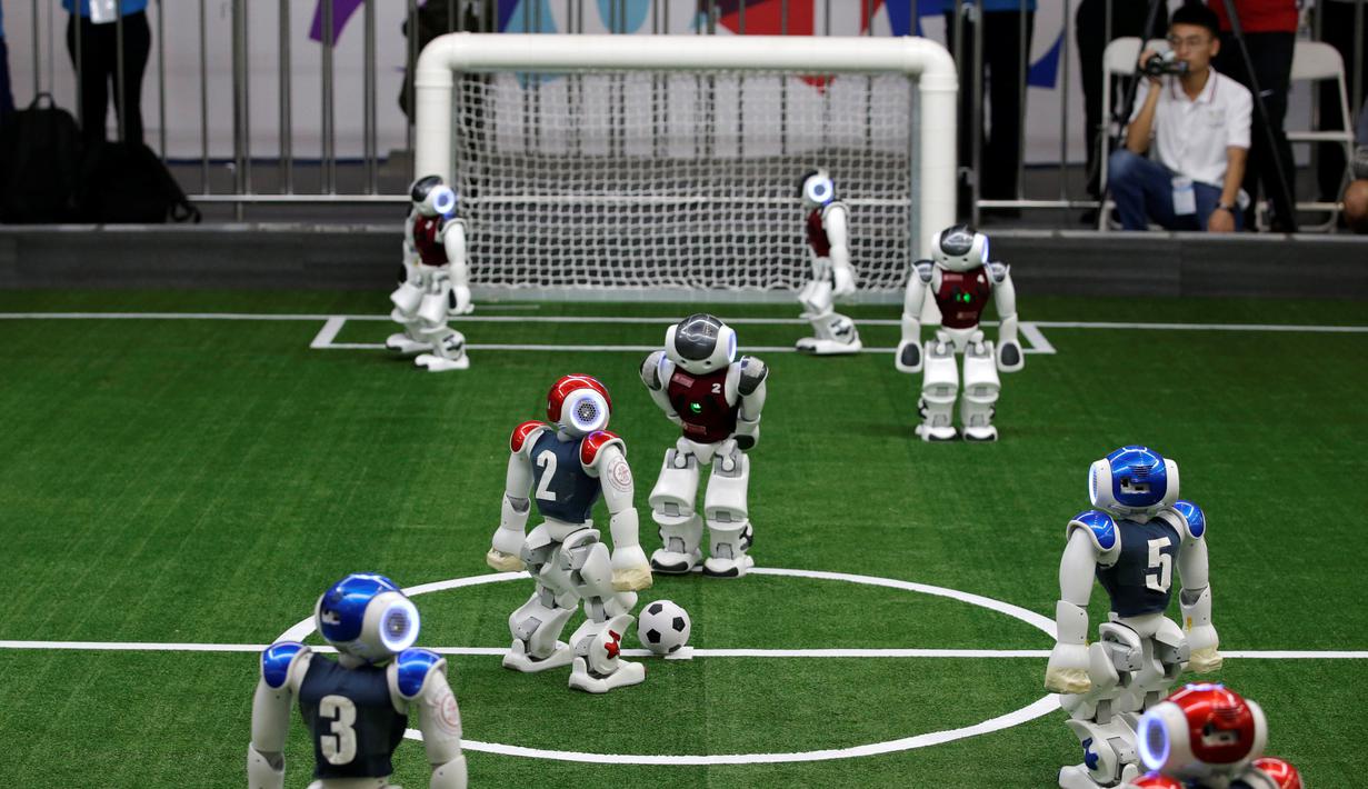 Pemain sepak bola robot bersaing dalam bertanding RoboCup Asia-Pacific Tianjin Invitational Tournament 2019 di Tianjin, China, Jumat (17/5/2019). (REUTERS/Jason Lee)