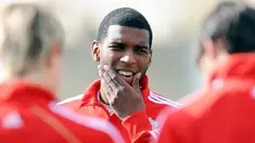Striker Liverpool, Ryan Babel (tengah) di sesi latihan yang berlangsung di Melwood Training Ground, Liverpool, 15 September 2009 jelang laga Liga Champions lawan Debrechen di Anfield. AFP PHOTO/PAUL ELLIS 