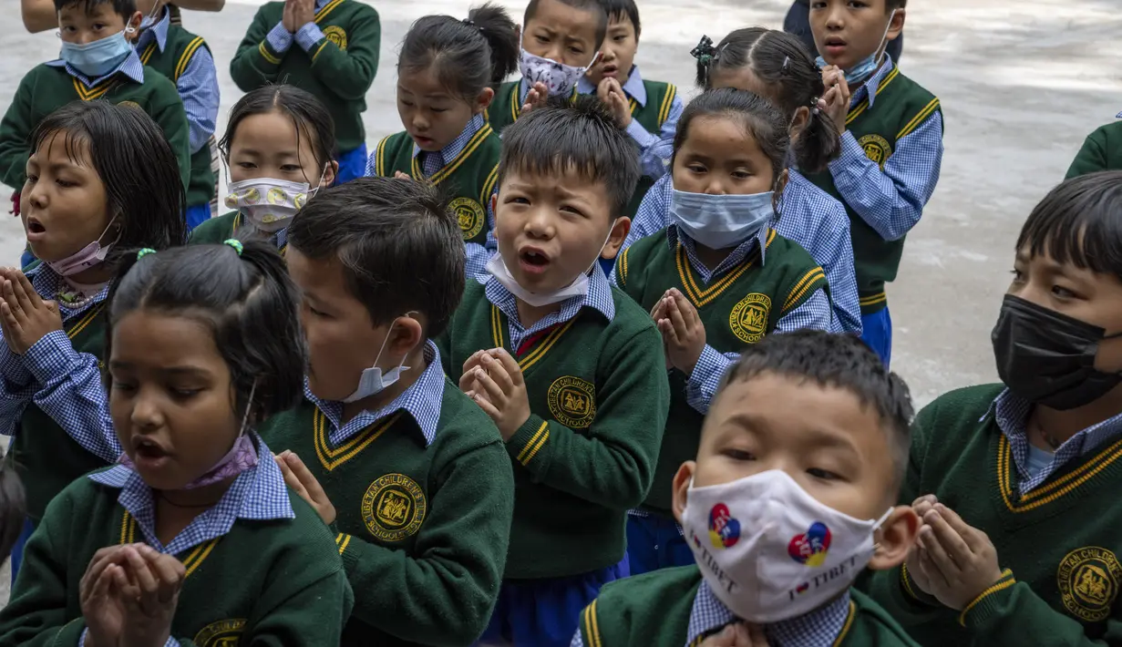 Anak-anak Tibet di pengasingan bernyanyi selama pertemuan pagi di Sekolah Hari Desa Anak-anak Tibet di Dharmsala, India (24/3/2022). Kehidupan sekolah perlahan kembali normal setelah sempat terganggu akibat pandemi COVID-19. (AP Photo/Ashwini Bhatia)