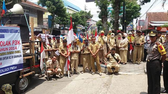 Guru honorer K2 Banjarnegara berdemonstrasi menutut pemerintah merevisi UU ASN Nomor 5 Tahun 2014 agar honorer K2 dapat diangkat menjadi PNS. (Liputan6.com/Muhamad Ridlo)