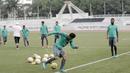Benny Wahyudi beraksi saat latihan bersama  pemain Timnas Indonesia di Stadion Rizal Memorial Commissions, Manila, (23/11/2016).  (Bola.com/Nicklas Hanoatubun)