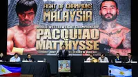 Petinju Manny Pacquiao memberi keterangan selama konferensi pers jelang bertanding melawan Lucas Matthysse di Manila, Filipina (18/4). Pacman saat ini sudah berusia 39 tahun. Terakhir kali Pacquiao naik ring Juli tahun lalu. (AP Photo/Aaron Favila)