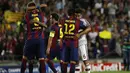 Kakak beradik yang bertarung di lapangan. Gelandang Barcelona, Rafinha, memeluk kakaknya yang gelandang Bayern Muenchen, Thiago Alcantara (kanan)) (AFP PHOTO/QUIQUE GARCIA)