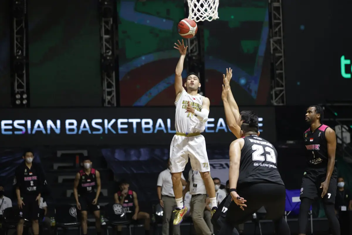 Aksi pemain West Bandits Widyanta Putra Teja saat menghajar Rans PIK Basketball