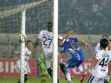 Tantan (tengah) saat mencetak golnya ke gawang Bali United pada laga semifinal orabika Bhayangkara Cup 2016 di Stadion Si Jalak Harupat, Bandung, Rabu (30/3/2016). (Bola.com/NIcklas Hanoatubun)