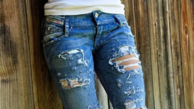 [Bintang] Para Perempuan Bagikan Pengalamannya Gunakan Ripped Jeans Saat Cuaca Panas, Lucu tapi Kasihan