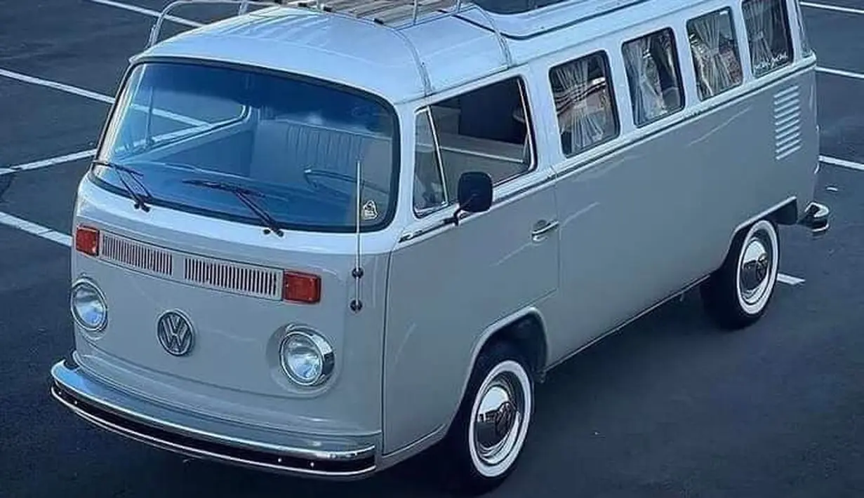 VW Combi disulap menjadi campervan dengan atap yang bisa pop-up ke atas. (Source: Facebook/@Campervan Fan)