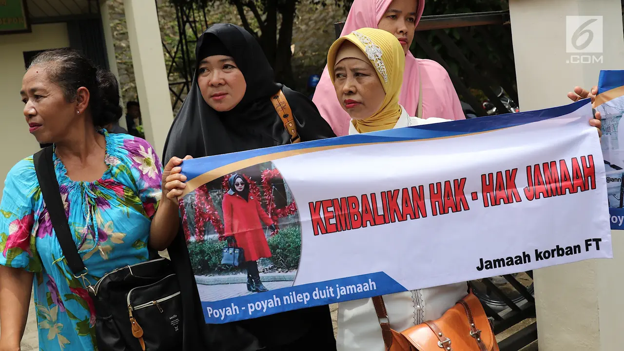 Bawa Spanduk Tuntutan, Korban First Travel Hadiri Sidang Perdana