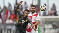 Penyerang Makedonia Utara Aleksandar Trajkovski berebut bola dengan bek Kroasia Martin Erlic pada laga uji coba internasional menjelang Piala Eropa 2024 di stadion Rujevica Selasa (4/6/2024) dini hari. (AP Photo/Darko Bandic)