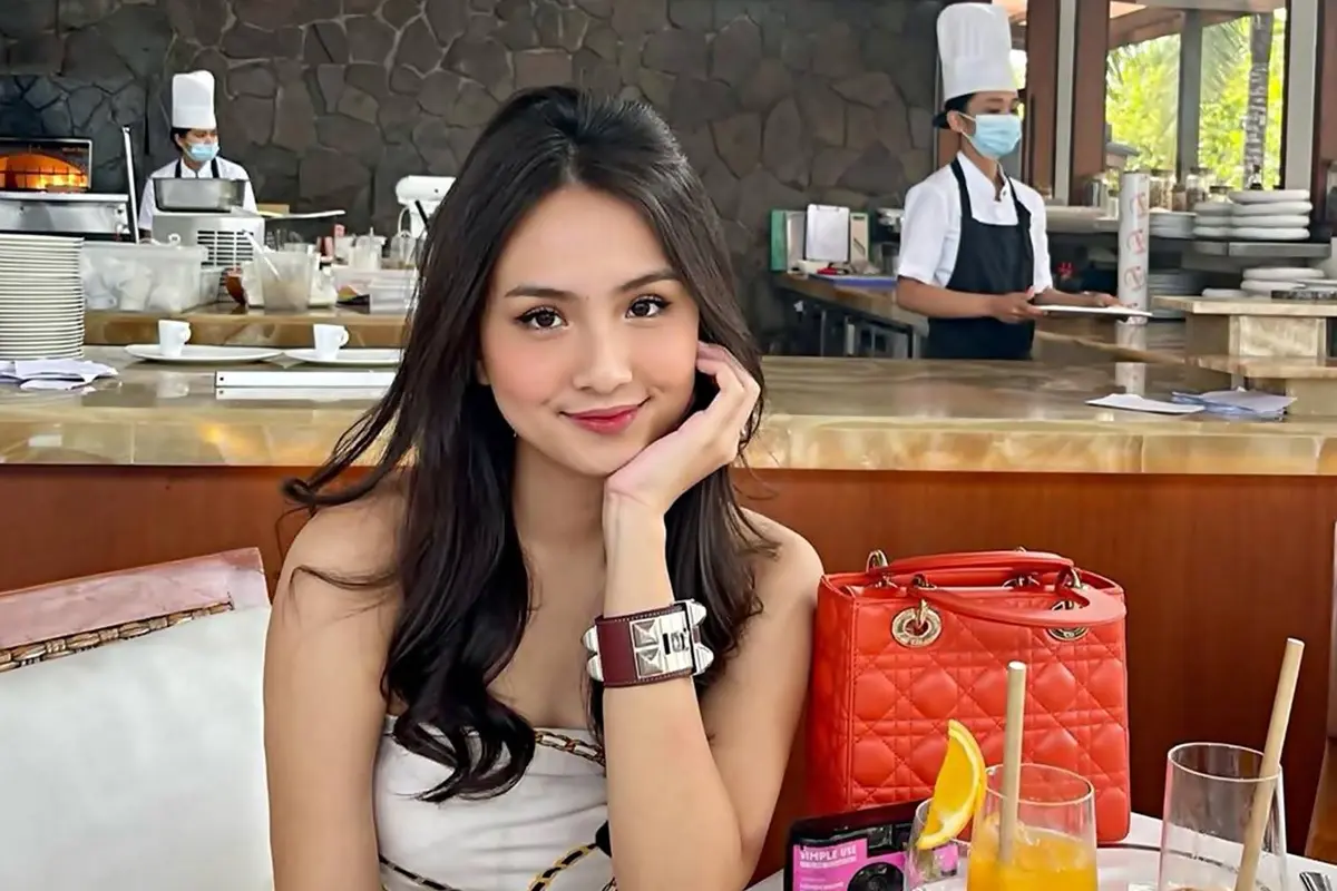 Potret Angie Marcheria Pose Pegang Pipi Ini Gayanya Makin Imut